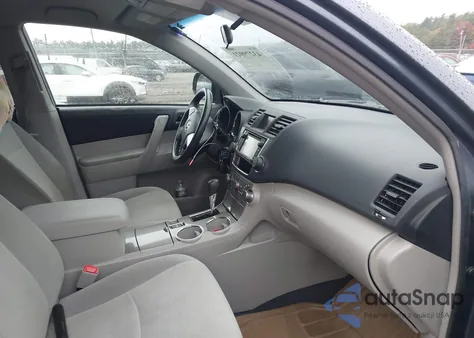 2013 Toyota Highlander Base Plus V6 из США, поврежденный, VIN 5TDBK3EH8DS252374